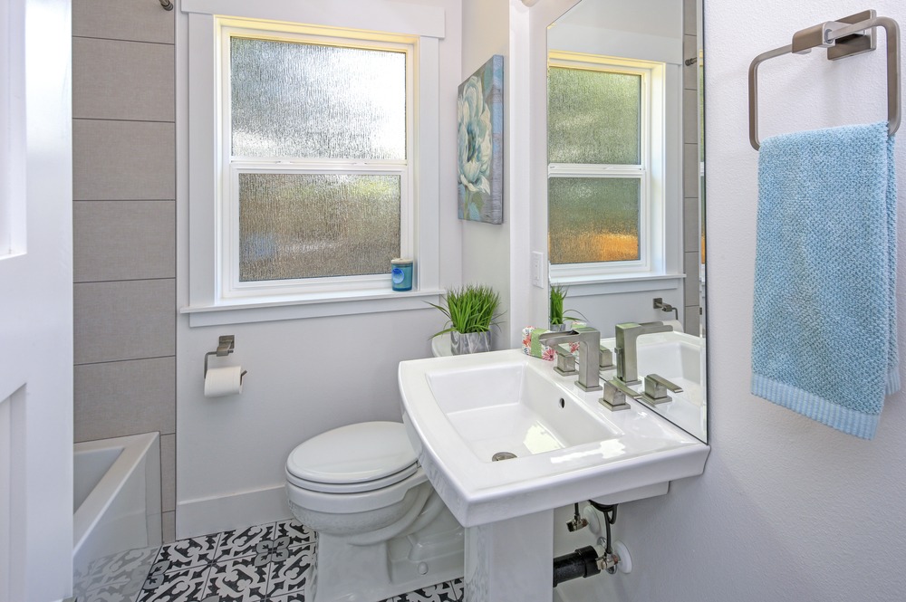 Compact bathroom with pedestal sink