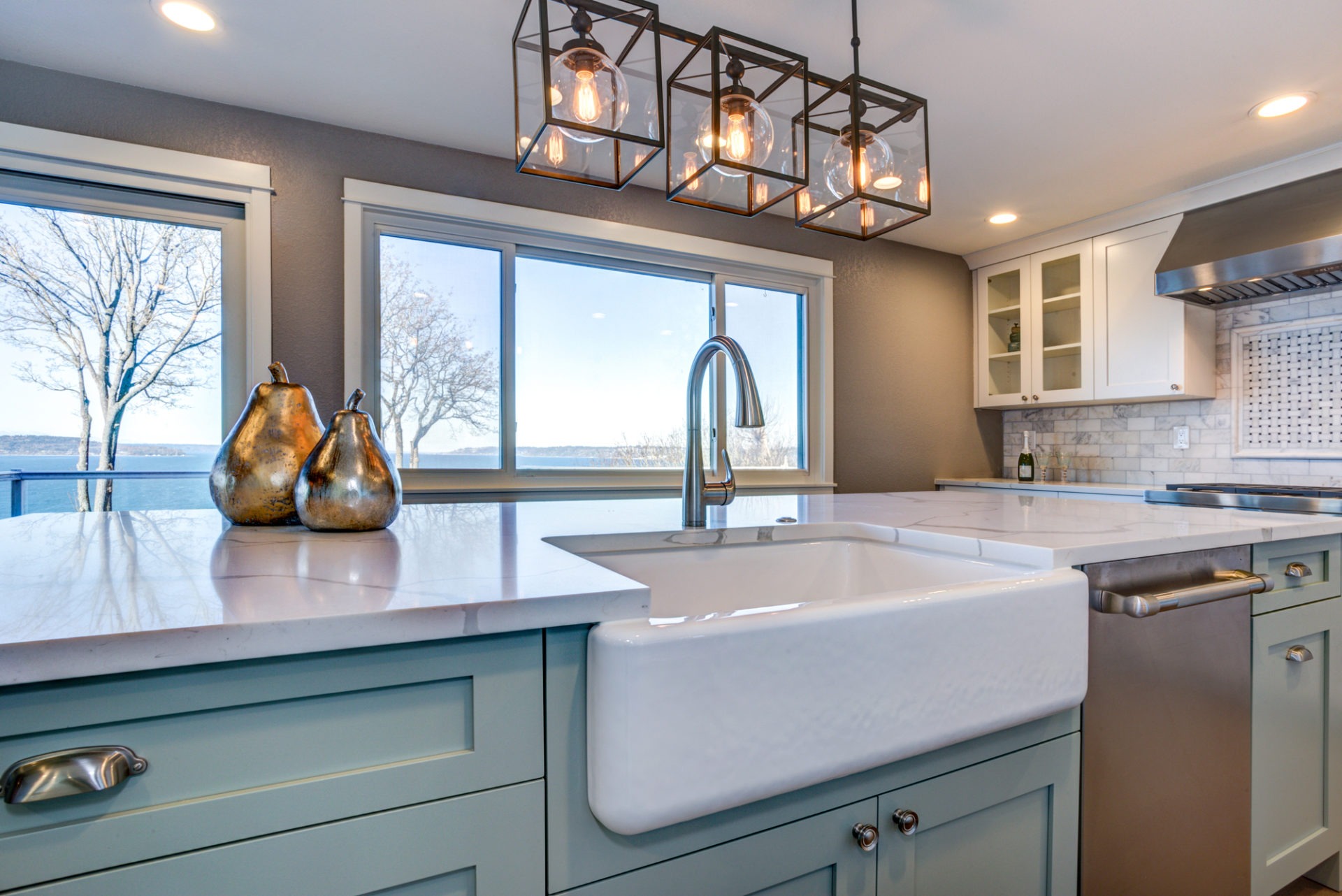 Farmhouse Sink In Modern Kitchen 1920x1282 